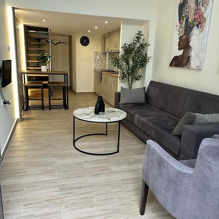 Trainstation Apartment In Thessaloniki Exterior photo
